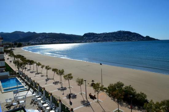 Holidays Penthouse Vues Panoramiques Sur Le Port Naval,Un Sejour Elegant Assure " Wifi Parquing Gratuit Росас Экстерьер фото